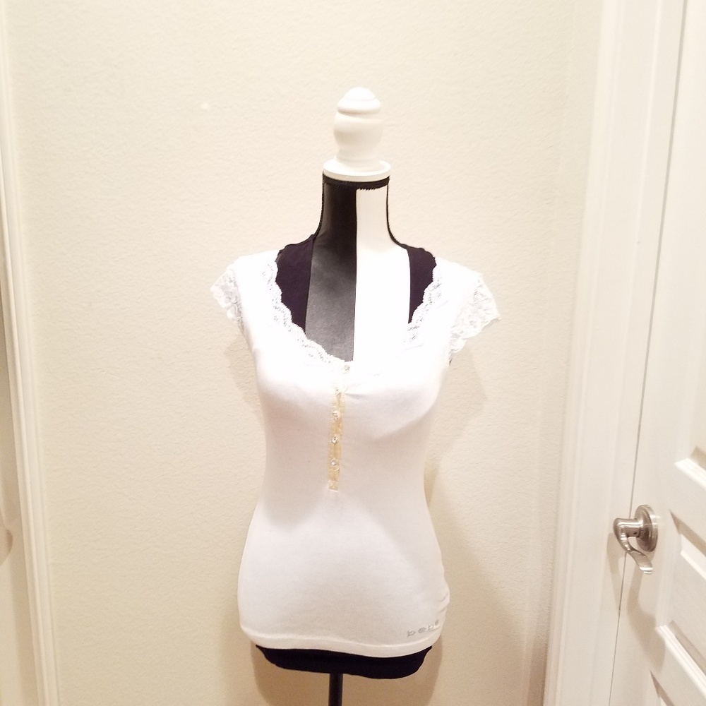 BEBE TEE WHITE AND OFF WHTE.